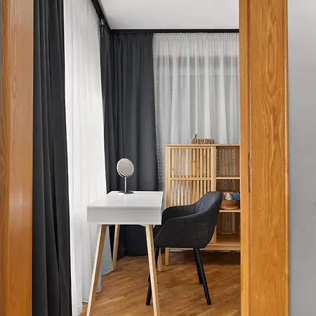 Center Artistic Nest 아파트
